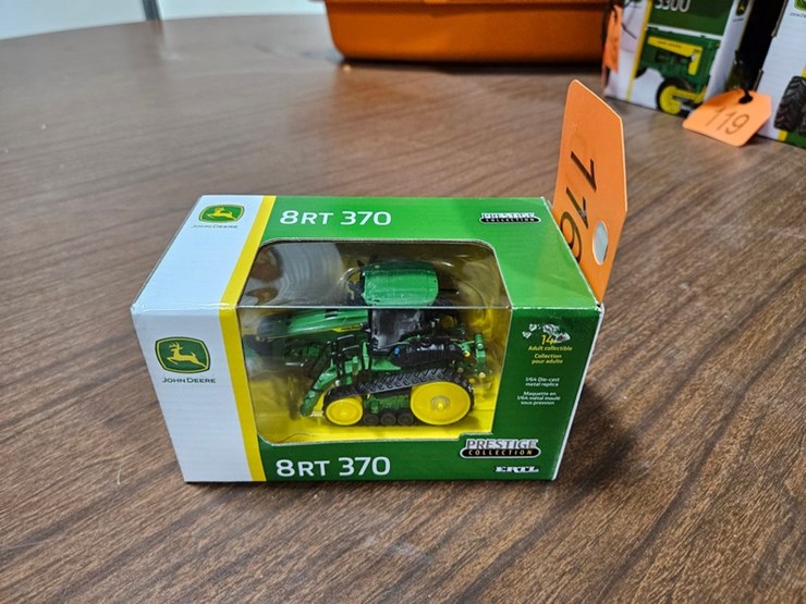 #116-•-1/64-scale-john-deere-8rt-370-image-1