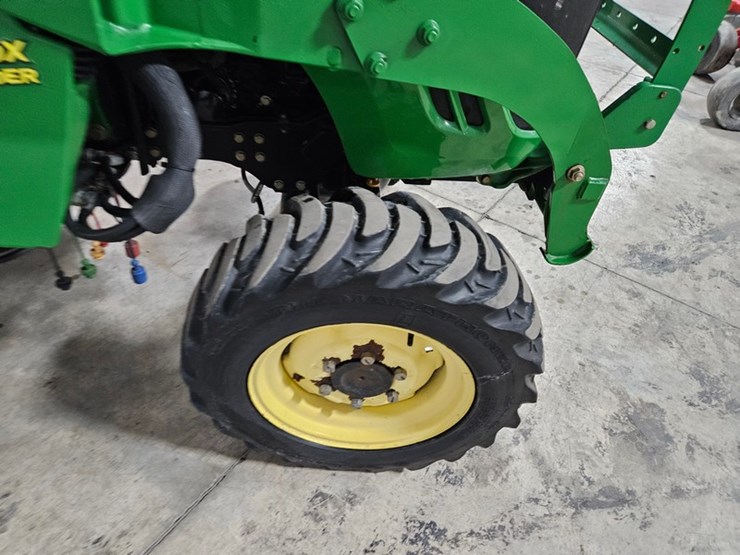 john-deere-3320-image-34