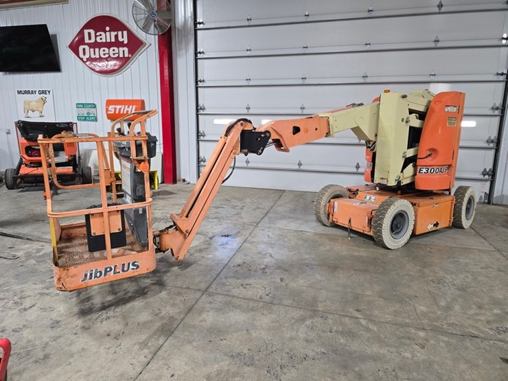 2005-jlg-e300ajp-image-1