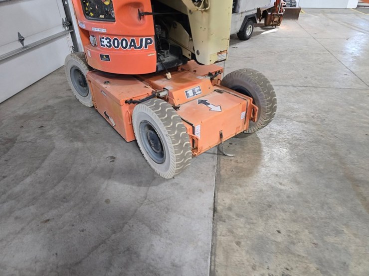 2005-jlg-e300ajp-image-15