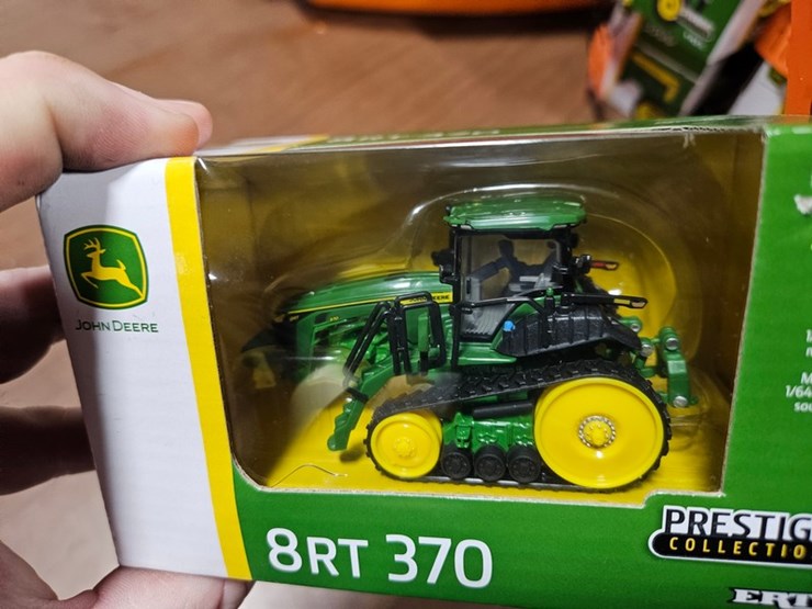 #116-•-1/64-scale-john-deere-8rt-370-image-5
