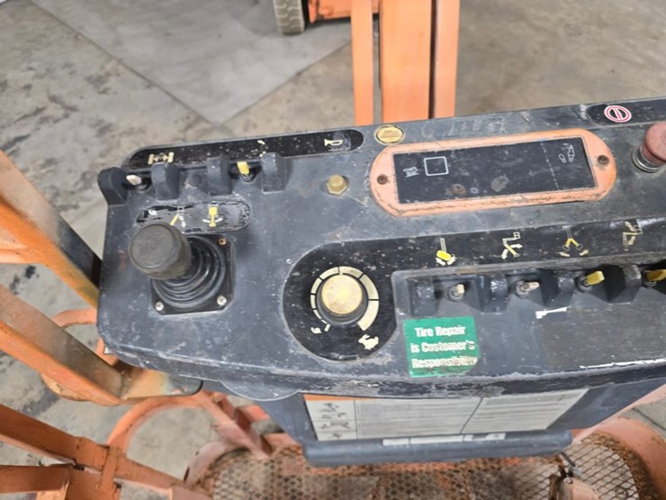 2005-jlg-e300ajp-image-12