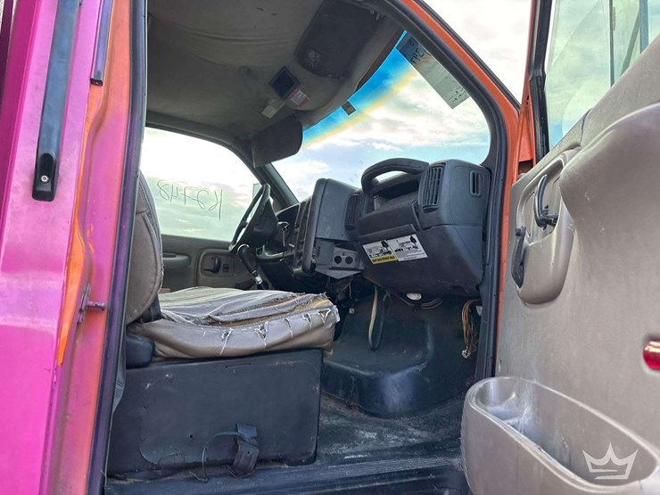 2006-gmc-c6500-crew-cab-chipper-truck-image-26