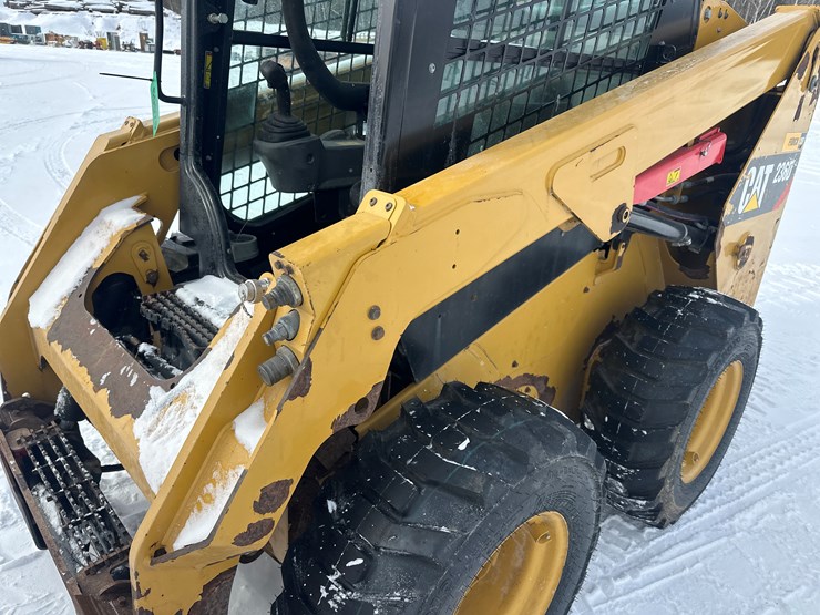 2018-caterpillar-236d-image-21