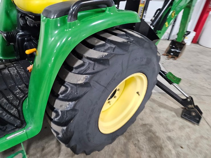 john-deere-3320-image-36