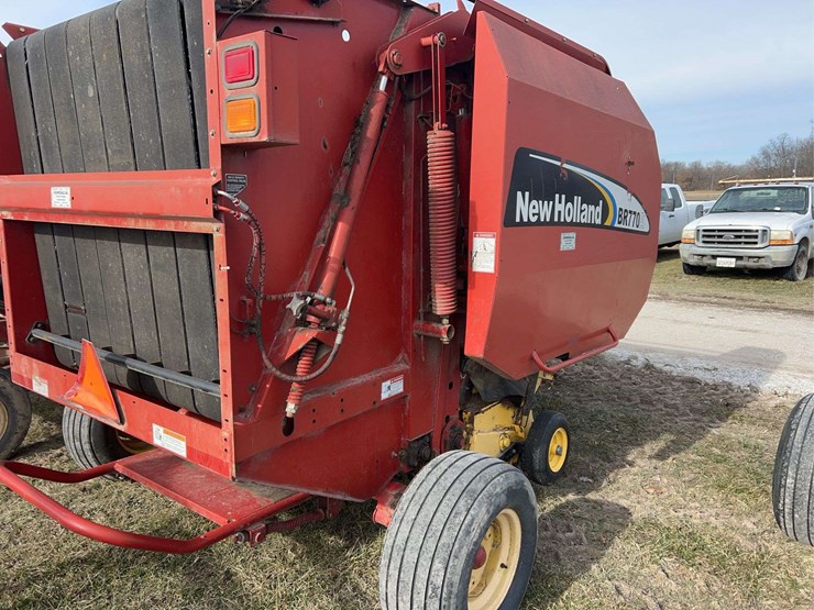 new-holland-br770a-image-7