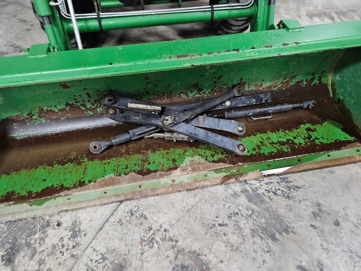 john-deere-3320-image-11