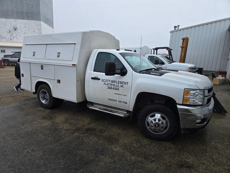 2013-chevrolet-3500-image-1