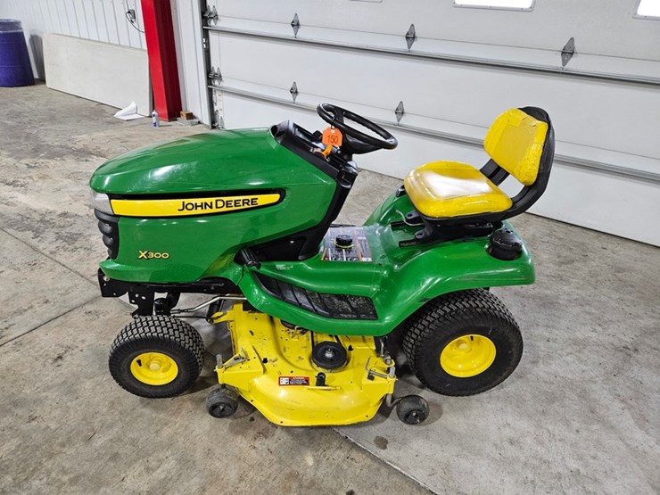 2013-john-deere-x300-image-2