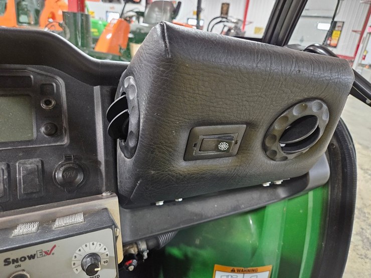 2011-john-deere-gator-image-33