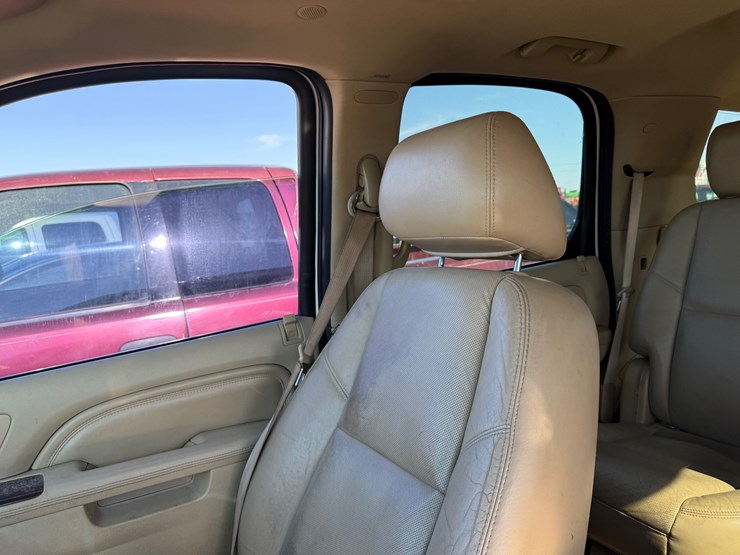 2011-cadillac-escalade-image-31