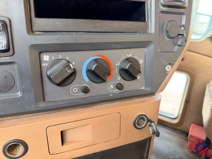 2018-mack-granite-gu713-image-62