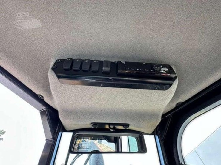 2015-caterpillar-d3k2-lgp-image-28