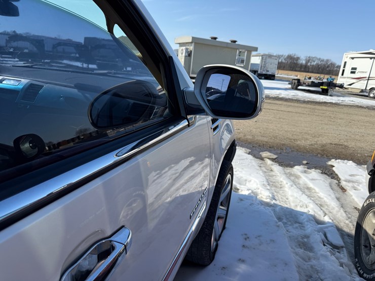 2011-cadillac-escalade-image-16