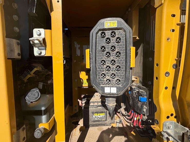 2020-caterpillar-320-image-36