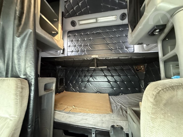 1988-freightliner-flc120-image-27