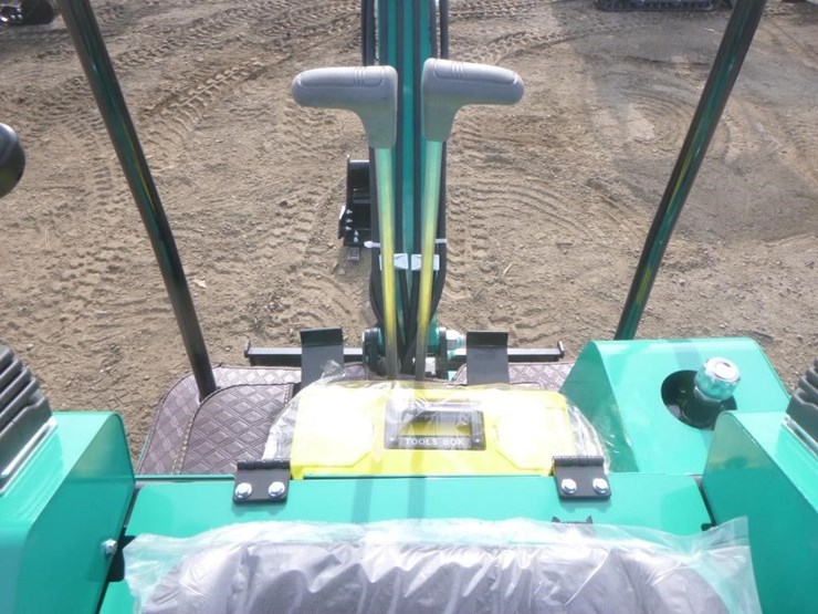 2025-agt-h15r-hydraulic-excavator-image-21