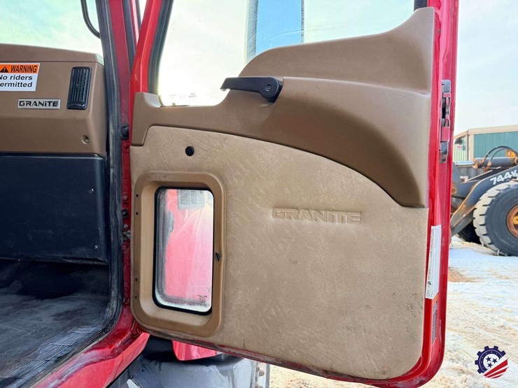 2018-mack-granite-gu713-image-32