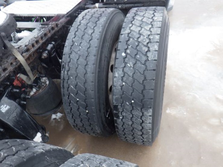 2019-freightliner-cascadia-126-image-6