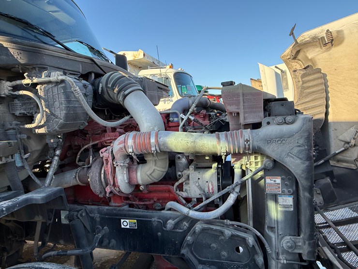 2016-peterbilt-579-image-51