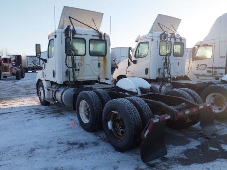 2018-freightliner-cascadia-126-image-11