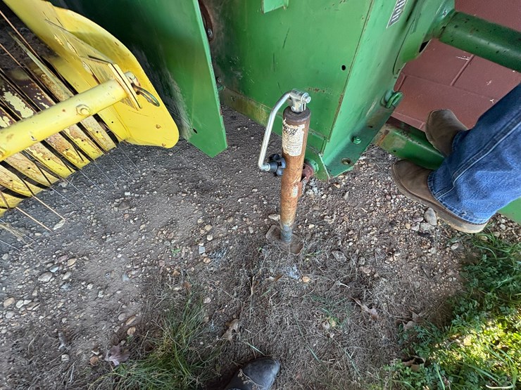 john-deere-336-image-12