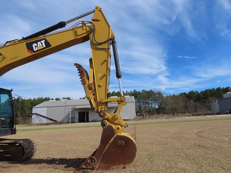 2018-caterpillar-320-image-7