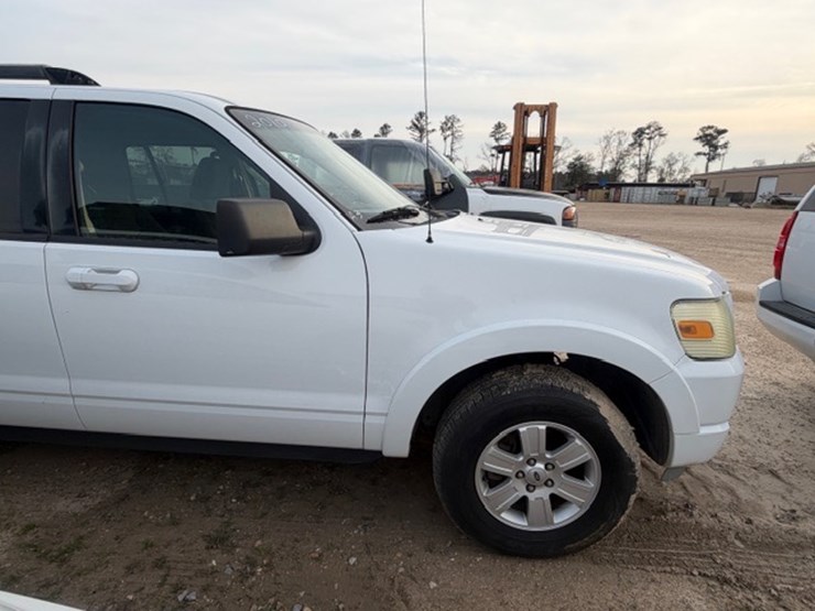 2011-ford-explorer-image-13