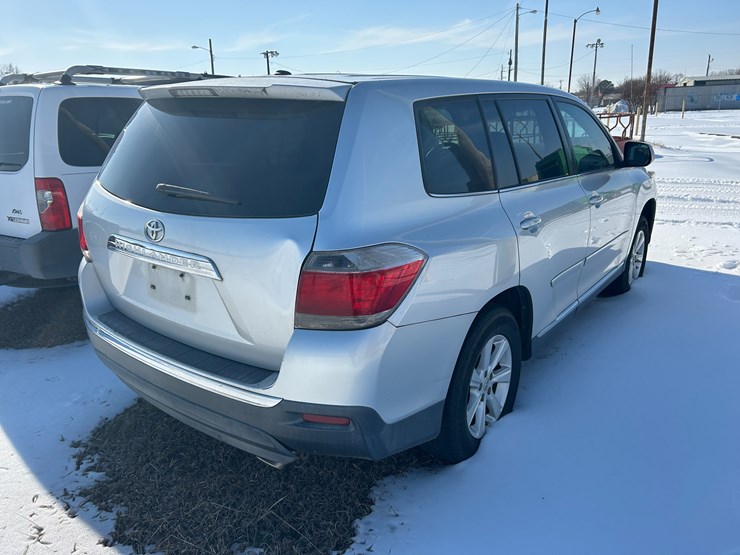 2011-toyota-highlander-image-3