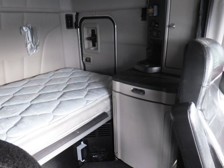 2019-peterbilt-579-image-6