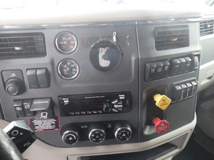2021-peterbilt-579-image-19