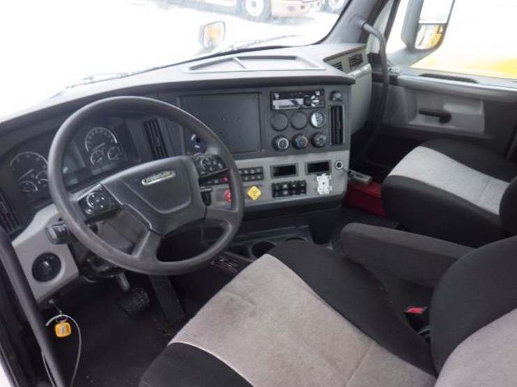 2020-freightliner-cascadia-116-image-15