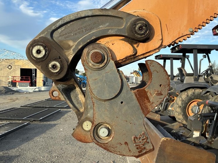 2017-case-580sn-image-16