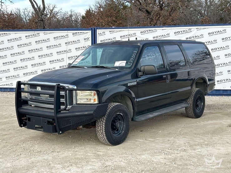 2005-ford-excursion-image-1