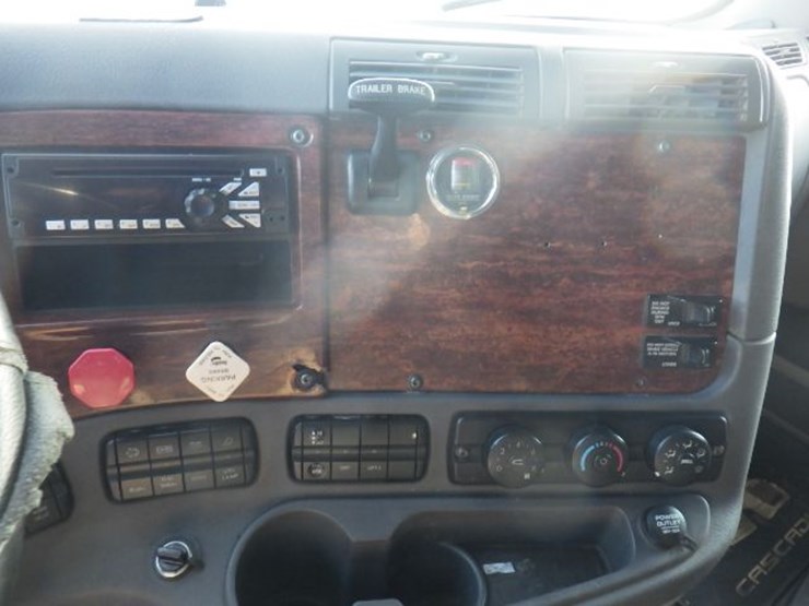 2013-freightliner-cascadia-125-image-17