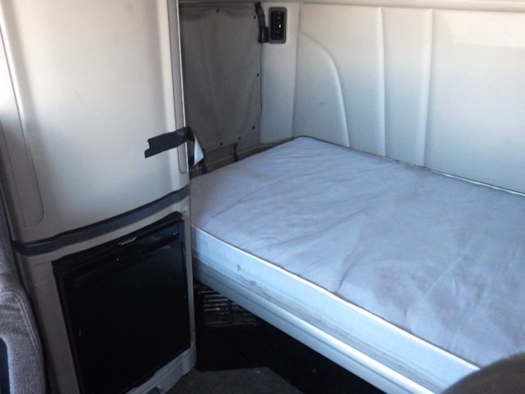 2021-peterbilt-579-image-21