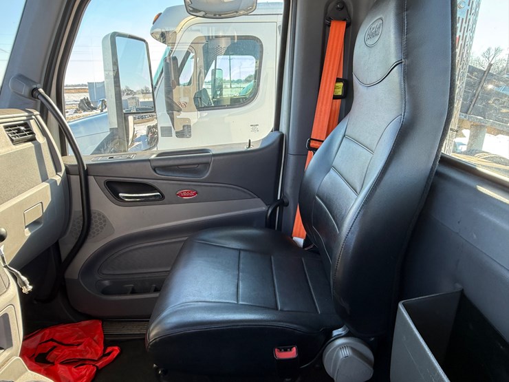 2016-peterbilt-579-image-36