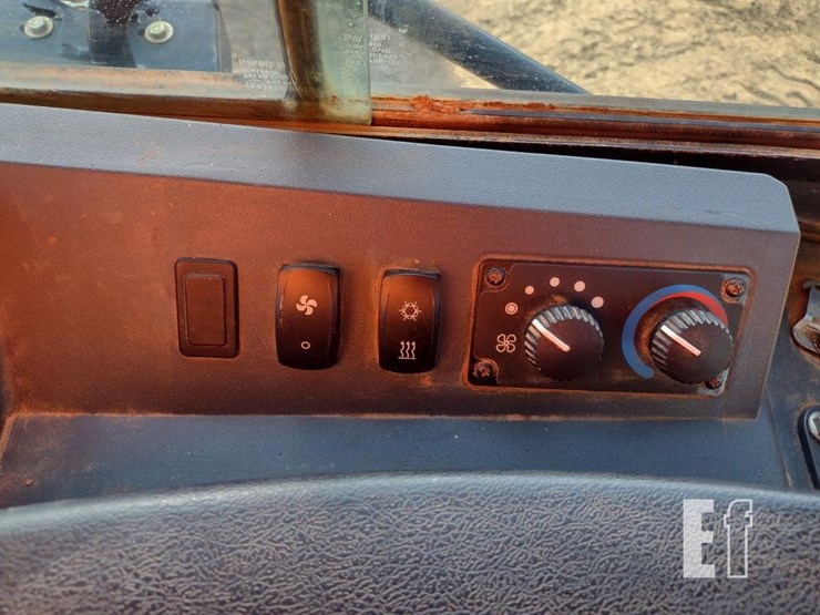 2021-deere-650k-lgp-image-12