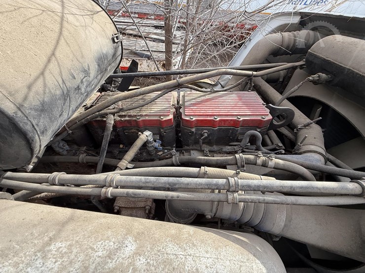 1997-freightliner-fld120-image-37