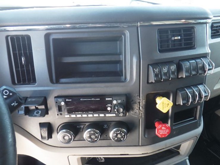 2023-peterbilt-579-image-21