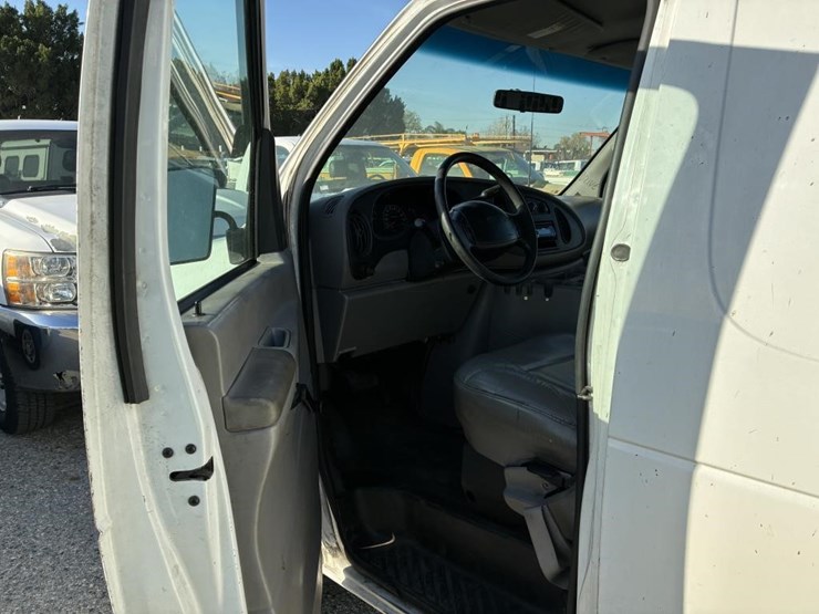 2001-ford-e250-image-13