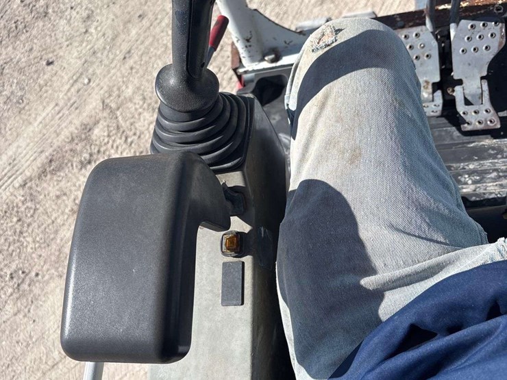 2014-takeuchi-tb228-image-16