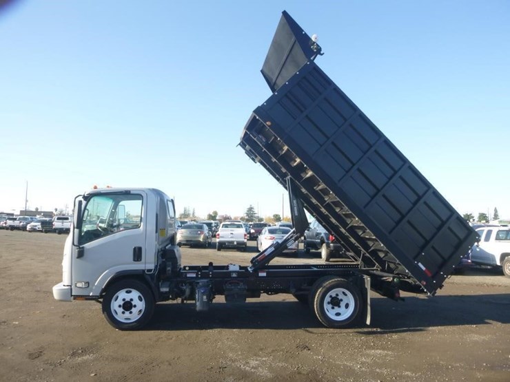 2018-isuzu-nqr-image-9