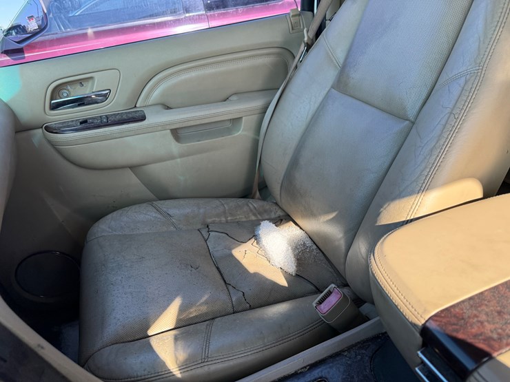 2011-cadillac-escalade-image-30