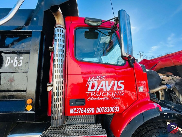 2011-volvo-truck-vhd-tri-axle-dump-truck-image-52