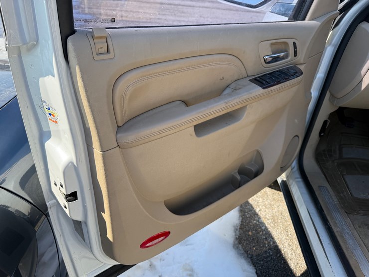 2011-cadillac-escalade-image-23