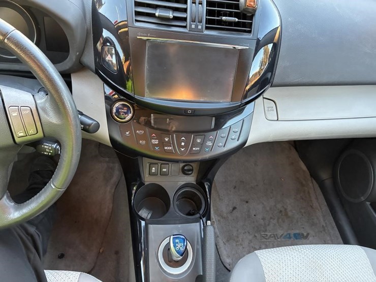 2014-toyota-rav4-image-15