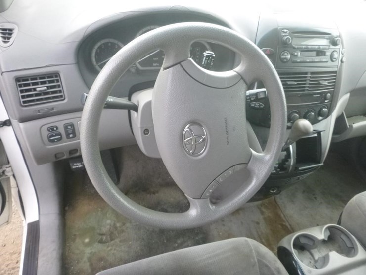2005-toyota-sienna-image-9