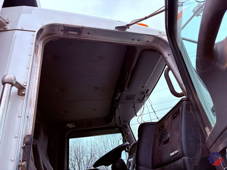 2016-kenworth-t800-image-46