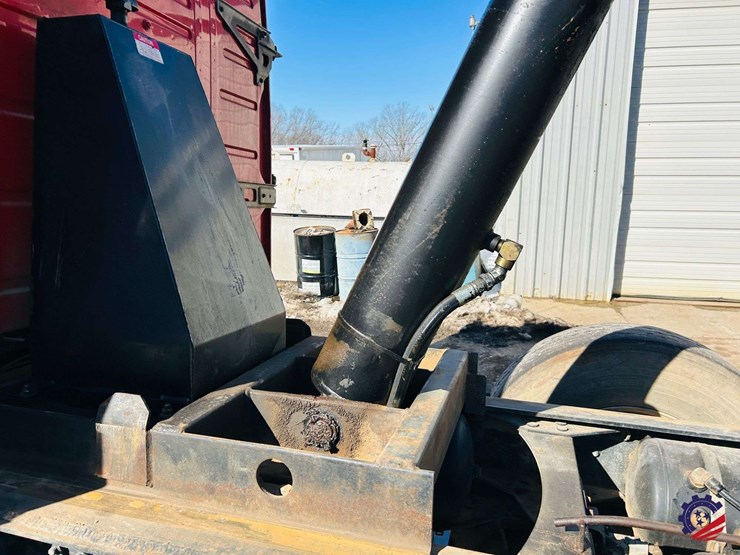 2011-volvo-truck-vhd-tri-axle-dump-truck-image-122